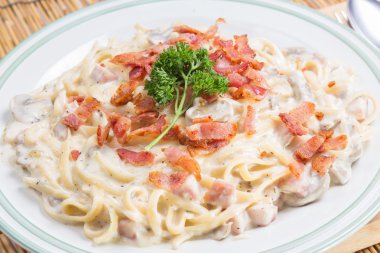 Carbonara soslu spagetti. 