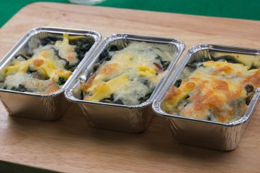 Fırında peynirli ıspanak kutusunda