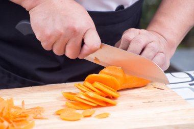 Şef havuç kesiyor.