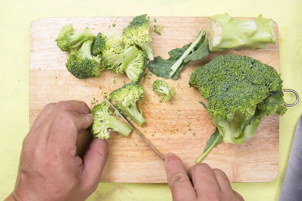 Chef memotong brokoli sebelum memasak — Stok Foto