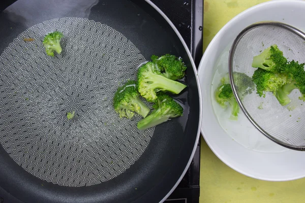 Chef escaldar broccli com água quente — Fotografia de Stock