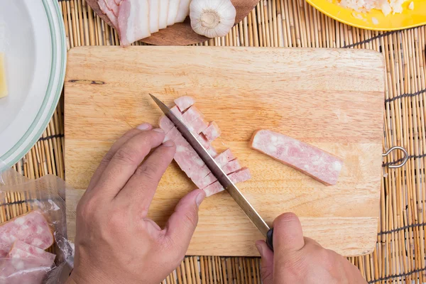 Szakács vágás szalonnát késsel főzés előtt — Stock Fotó