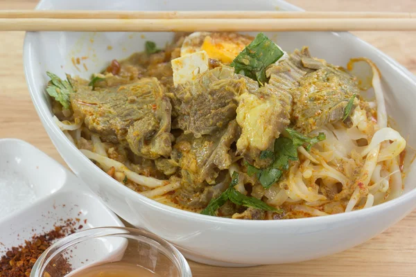 Tagliatelle al curry di manzo — Foto Stock
