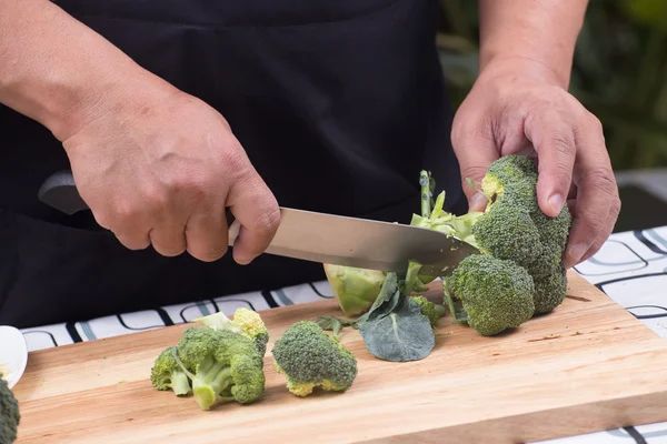 Chef memotong brokoli untuk memasak — Stok Foto