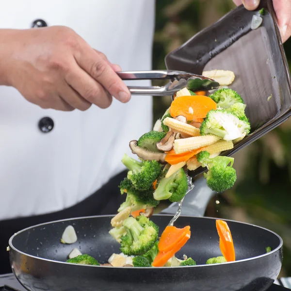 Chef plantaardige zetten om te pannen — Stockfoto