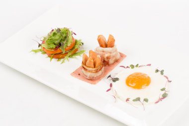 Kahvaltı - yumurta, pastırma, jambon, sosis 