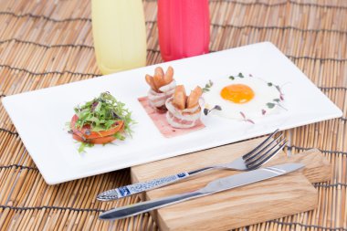 Kahvaltı - yumurta, pastırma, jambon, sosis 