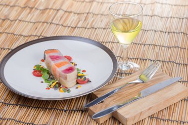 Biftek katman balık ve whire şarap