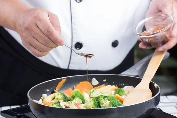 Шеф-повар кладет устричный соус для приготовления пищи — стоковое фото
