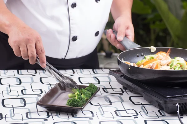 Chef décoré sauté légumes dans une assiette — Photo