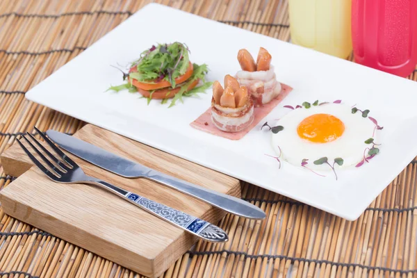 Kahvaltı - yumurta, pastırma, jambon, sosis — Stok fotoğraf