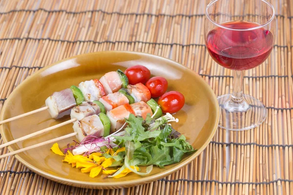 Trois poissons aromatisés barbecue et vin rouge — Photo