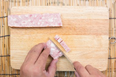 Şef kesme domuz pastırması yemek için pirinç ateş