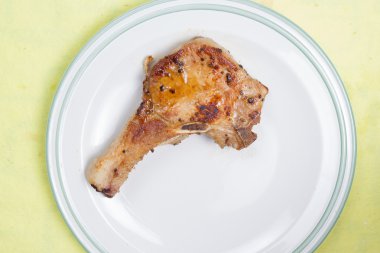 Şef dekore edilmiş domuz eti biftek