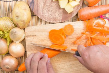 Şef havuç kesiyor. 