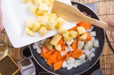 domuz eti köri Japon yemek pişirme için pan için sebze koyarak Şef