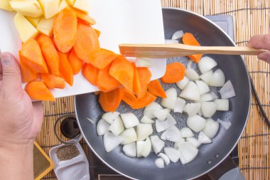 domuz eti köri Japon yemek pişirme için pan için sebze koyarak Şef