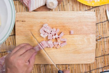 Şef kesme pastırma pişirme önce bıçak ile