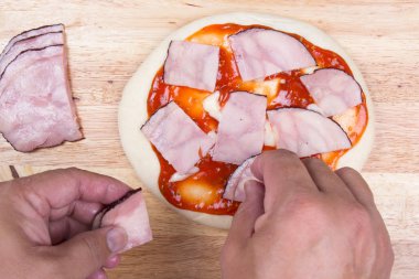 Jambon pizza kabuk üzerinde koyarak 