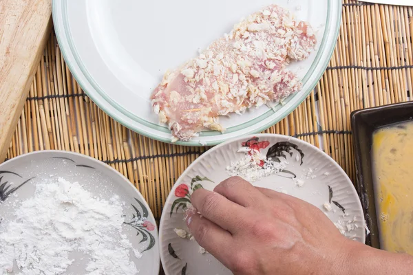 Cerdo y harina con miga de pan para cocinar tongkatsu — Foto de Stock