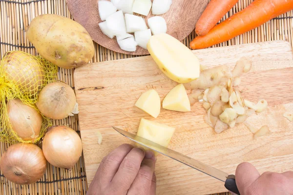 Chef memotong kentang dengan pisau — Stok Foto
