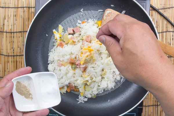 Chef-kok zetten zout en peper voor gebakken rijst koken — Stockfoto