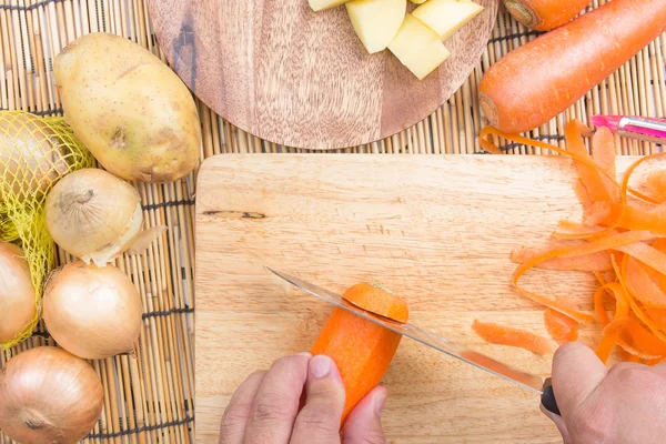 Chef adalah pemotongan wortel — Stok Foto