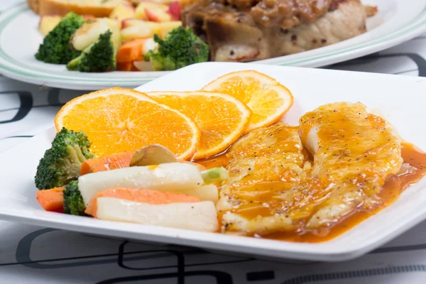 Dory-Fischsteak mit Orangensoße — Stockfoto