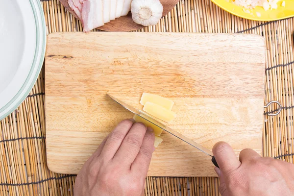 Chef cortando queso con cuchillo antes de cocinar — Foto de Stock