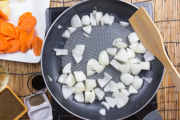 Chef aduk-goreng irisan bawang dalam panci untuk memasak masakan Jepang p — Stok Foto