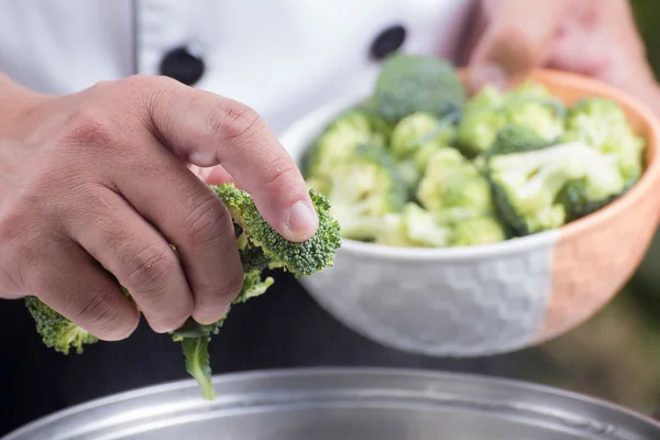 Chef colocando brócolis água quente — Fotografia de Stock