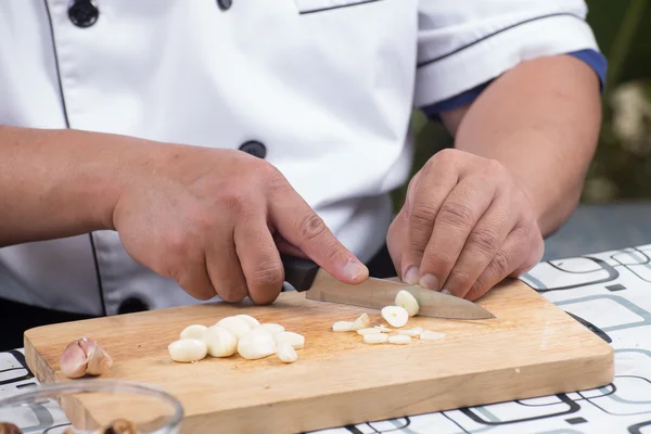 Chef is cutting garlic / — Φωτογραφία Αρχείου