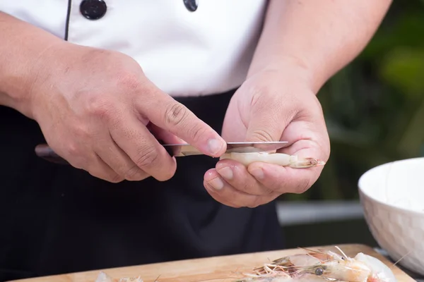 Koch schält Garnelen vor dem Kochen — Stockfoto
