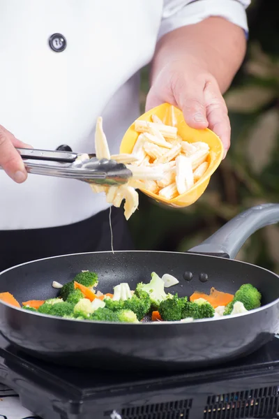 Chef mettere il mais bambino in padella — Foto Stock