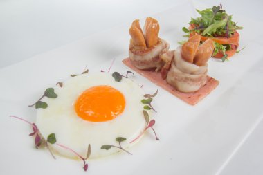 Kahvaltı - yumurta, pastırma, jambon,