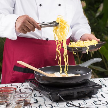 Şef koyarak noodle Maşa ile