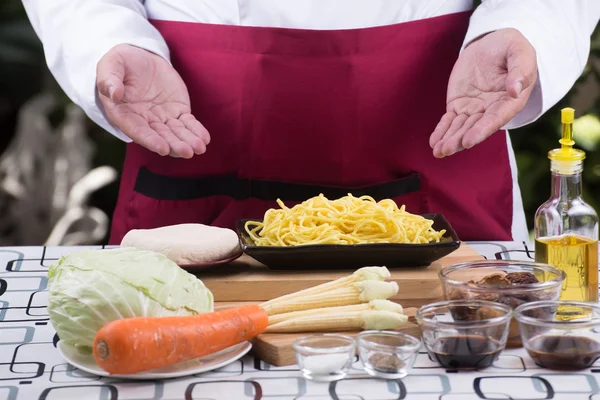 Σεφ παρόν συστατικό της stir fry χορτοφάγος μανέστρα — Φωτογραφία Αρχείου