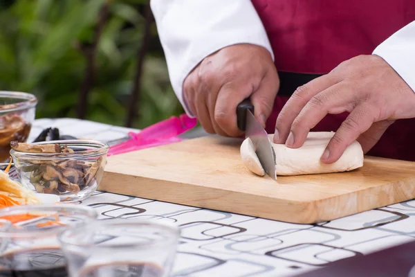 Шеф-повар нарезает тофу для приготовления пищи — стоковое фото