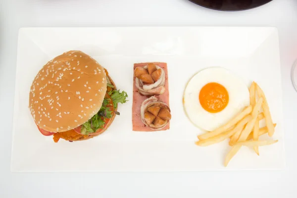 Hamburger en ontbijt — Stockfoto