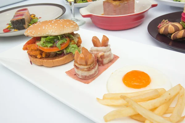 Hambúrguer e pequeno-almoço — Fotografia de Stock