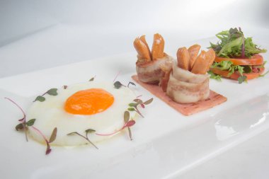 Kahvaltı - yumurta, pastırma, jambon,