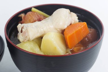 Tavuk kanadı çorbası ahşap Kupası