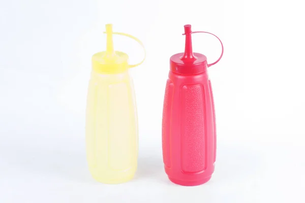赤と黄色のプラスチック製のボトル — ストック写真
