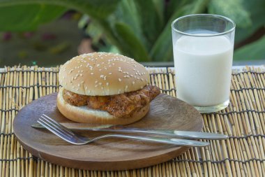 İçki ile baharatlı tavuk Burger