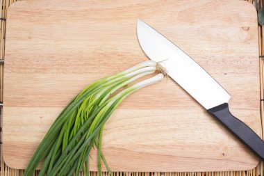 bıçakla demet yeşil soğan