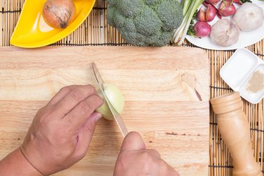 Soğan üzerinde ahşap broa Dilimleme Şef