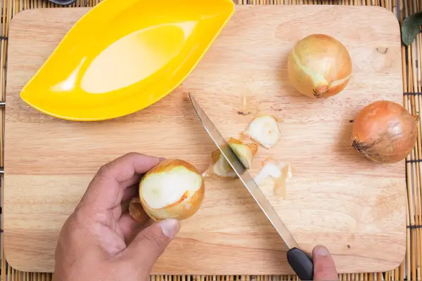 Chef memotong bawang — Stok Foto