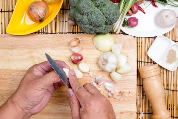 Chef is peeling garlic / — Φωτογραφία Αρχείου
