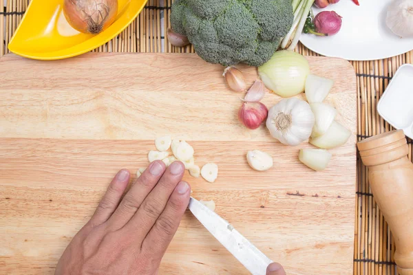 Chef sedang mengiris bawang putih — Stok Foto