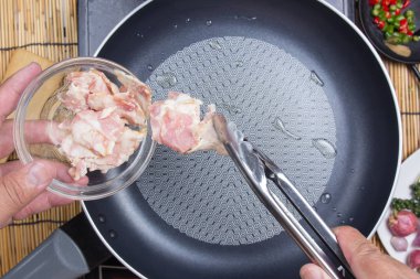 Domuz pastırması pan koyarak Şef